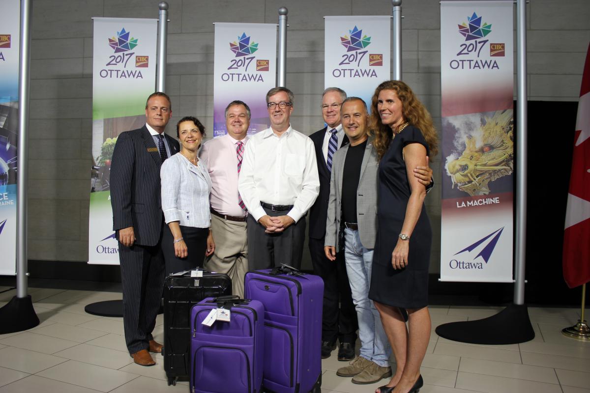 2017 partners in front of banners - Partenaires 2017 devant les bannières