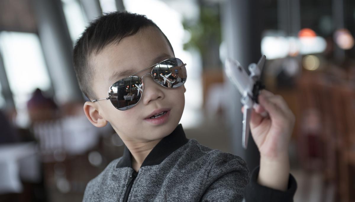 Boy with toy plane / Garçon avec jouet